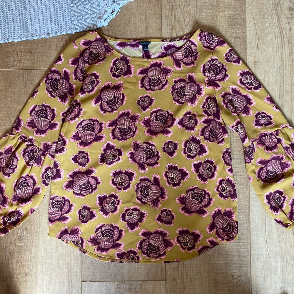 Ann Taylor Size Small Long sleeve floral yellow blouse